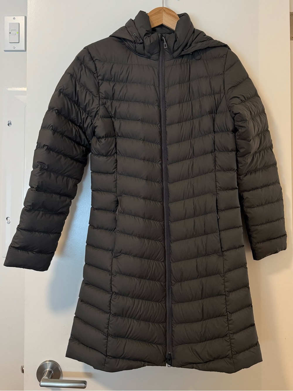 Patagonia Women’s Long Hooded Down Puffer Jacket Gray Small